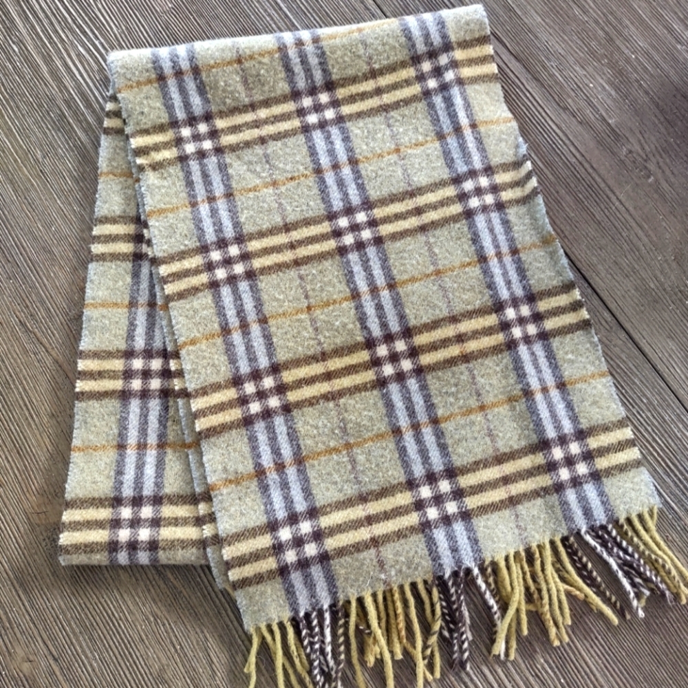 Burberry 100 % Lambswool scarf